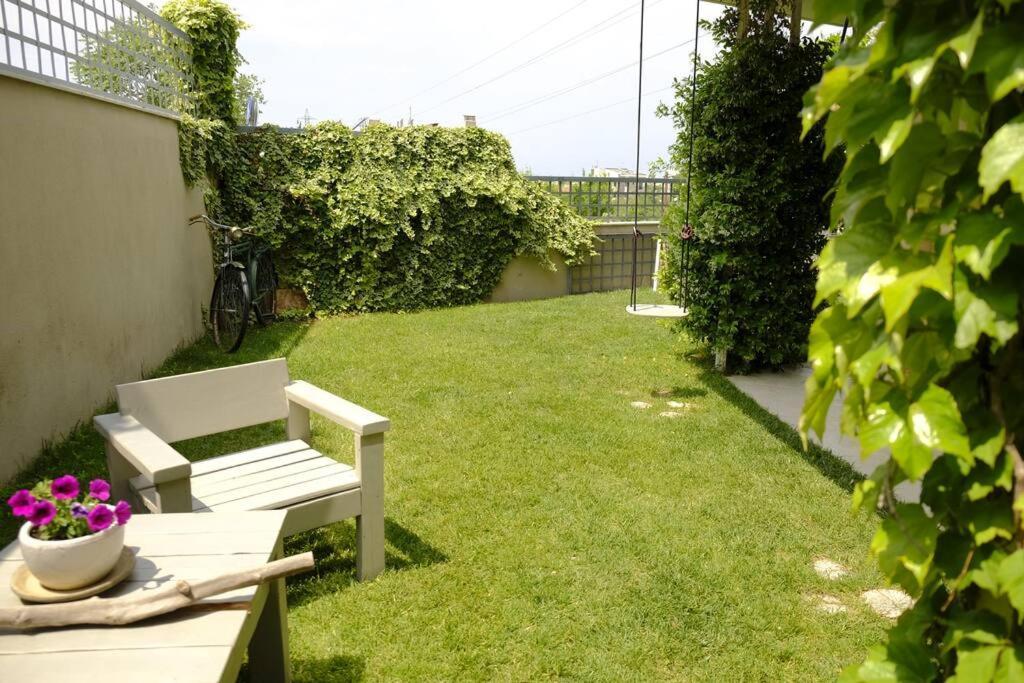 Apartment With Garden In Thessaloniki. エクステリア 写真